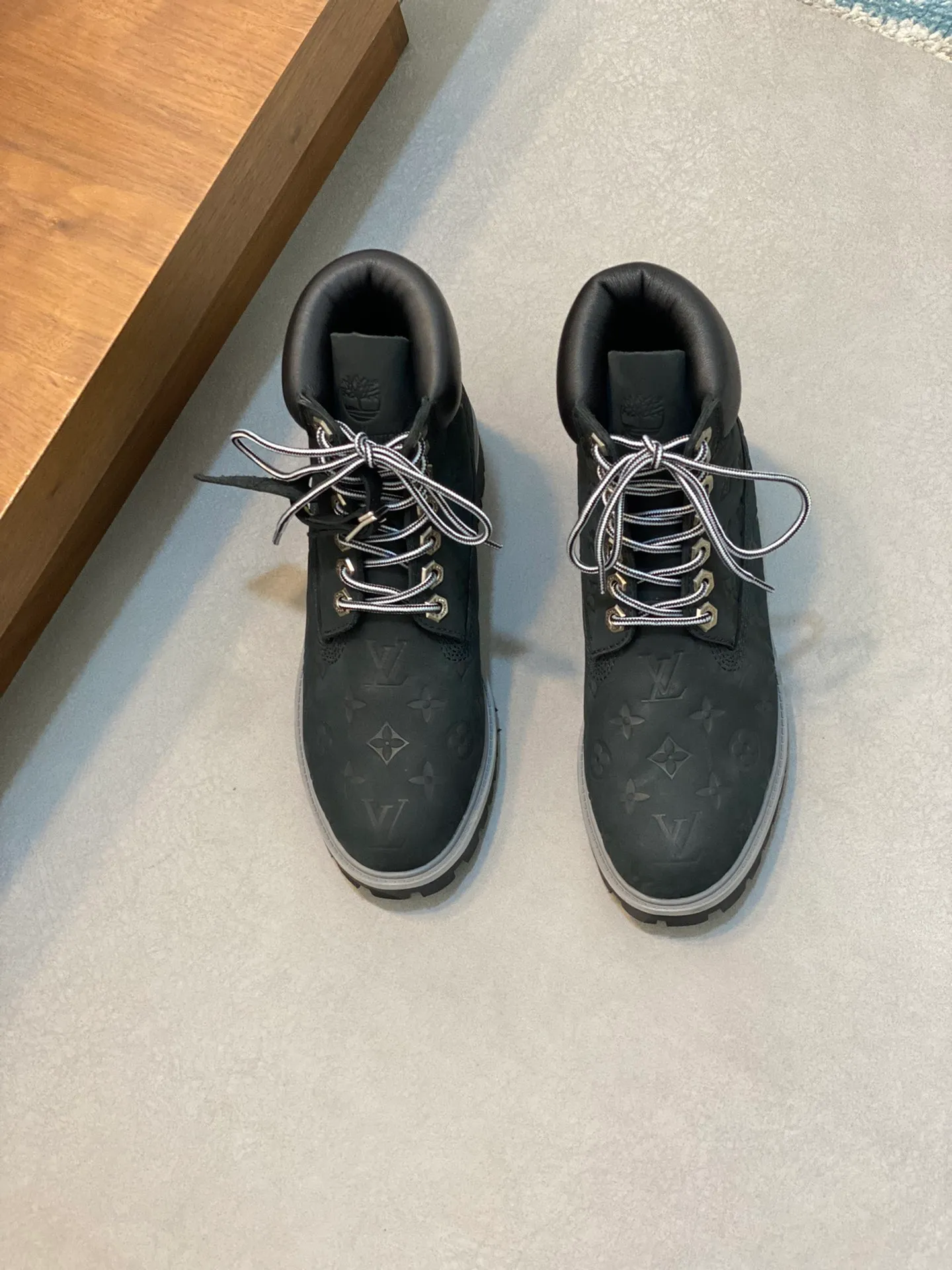 Men's shoes 💰💰760 Loui* Vuitto* x Timberlan* co-branded presbyopic rhubarb boots, ankle boots, short boots, LV x Timberland ankle boots are made of Monogram embossed waterproof nubuck cow leather, relying on the brand's exquisite craftsmanship to carefully reshape the classic Timberland 6-inch boot shape in Italy, making an eye-catching appearance in American workwear style. Created by Pharrell Williams 2025 autumn and winter menswear show. The Monogram embossed tongue, original Timberland laces and outsole are exquisite details, the leather label expresses the cooperation logo, and the delivery counter is exquisitely packaged! ▪️Size: Women's 35-40 (customized in 40) ▪️Size: Men's 39-46 (45/46 customized)